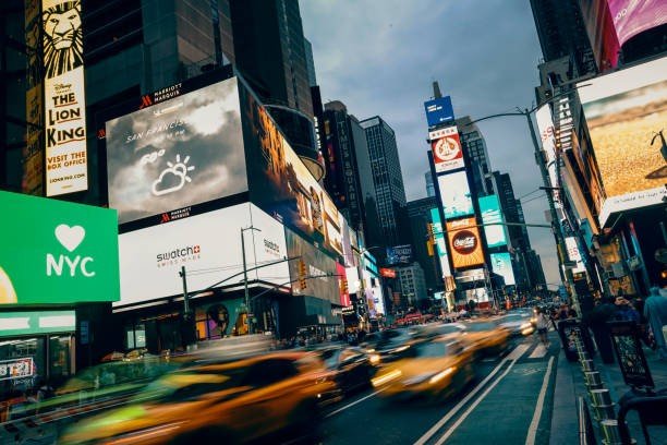 Faktor Penting Sebelum Membeli Videotron untuk Kebutuhan Komersial